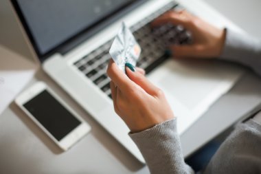 Bilgisayar kredi kartı ile ödeme yapma alışveriş kişi