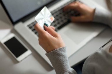 Bilgisayar kredi kartı ile ödeme yapma alışveriş kişi