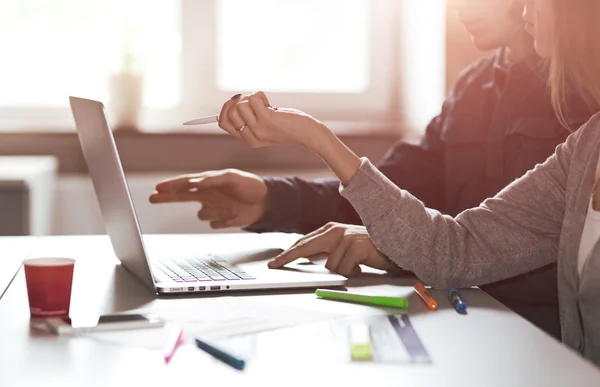 Image des jungen Business-Teams diskutiert Projekt am Computer — Stockfoto