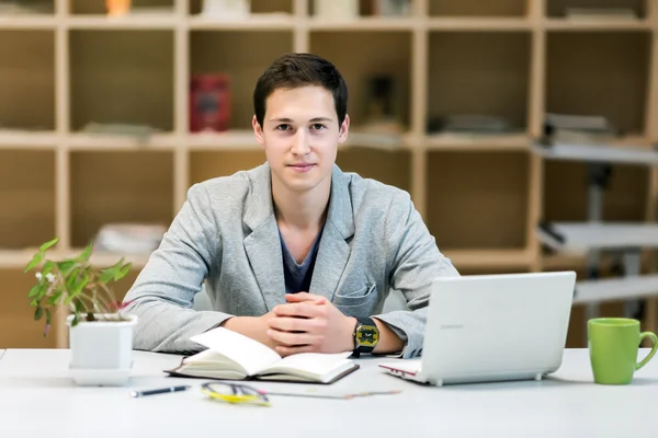 Retrato de joven aprendiz corporativa en el acogedor lugar de trabajo — Foto de Stock