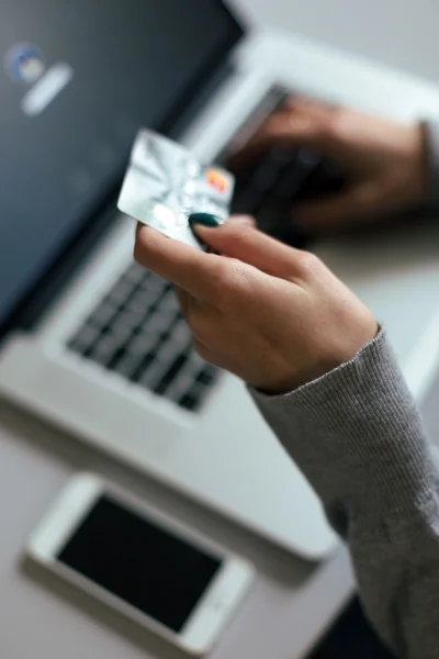 Persona que compra haciendo el pago en la computadora usando tarjeta de crédito — Foto de Stock