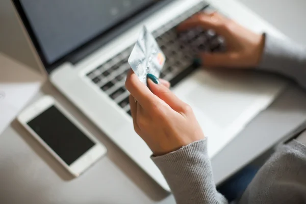 Achats de personne effectuant le paiement à l'ordinateur en utilisant la carte de crédit — Photo