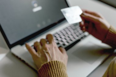 Bilgisayar kredi kartı ile ödeme yapma alışveriş kişi