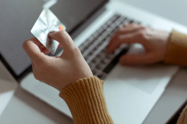 Kobieta, zakupy, Dokonywanie płatności w komputerze przy użyciu karty kredytowej — Zdjęcie stockowe