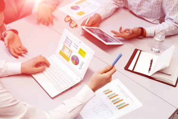 Zakelijk mensen gesprek aan tafel met behulp van verscheidenheid van elektronische apparaten — Stockfoto