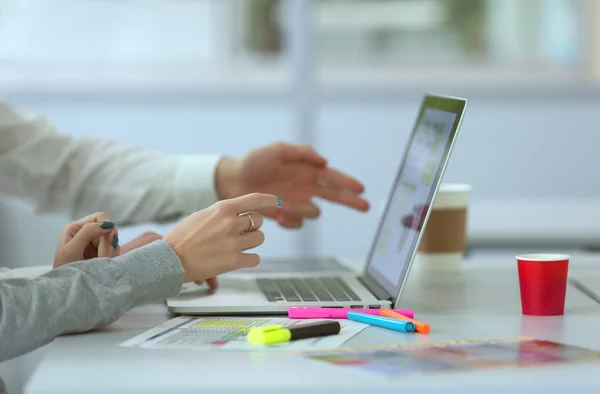 Team diskutiert Projekt am Computer im modernen Büro — Stockfoto