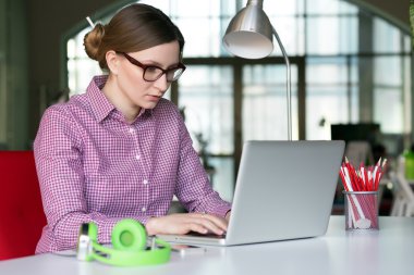 Modern dijital ofis, bilgisayarda çalışan kadın girişimci