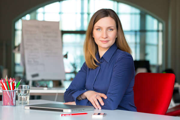 Софи Лорен в современном цифровом офисном интерьере
