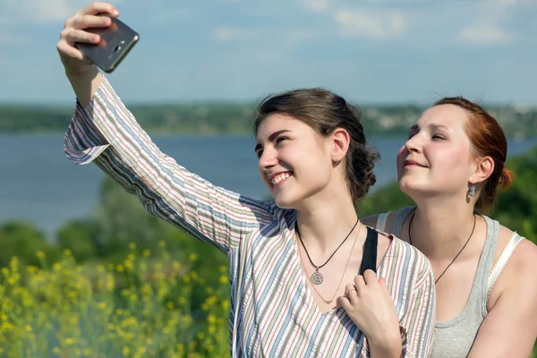 Dos personas tomando autorretrato en el teléfono de la cámara al aire libre —  Fotos de Stock