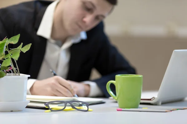 Empresario haciendo notas de mano en el lugar de trabajo de la oficina —  Fotos de Stock