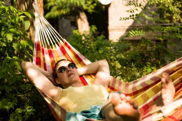 Persona relajante en Hummock en el Jardín de Verano colores brillantes —  Fotos de Stock