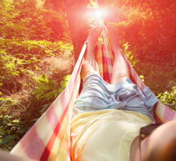 Me relaxar em Hummock no Jardim de Verão — Fotografia de Stock