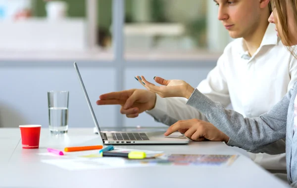 Image des jungen Business-Teams diskutiert Projekt am Computer — Stockfoto