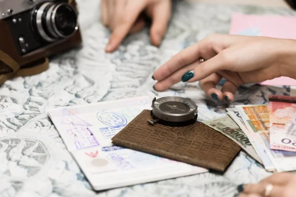 Jovens Planejamento de casais Viagens — Fotografia de Stock