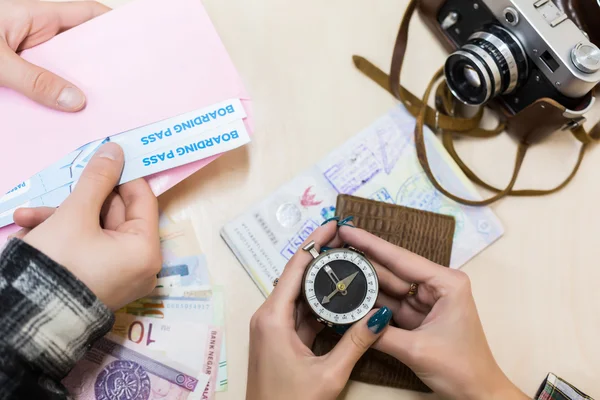 Jovens Planejamento de casais Viagens — Fotografia de Stock