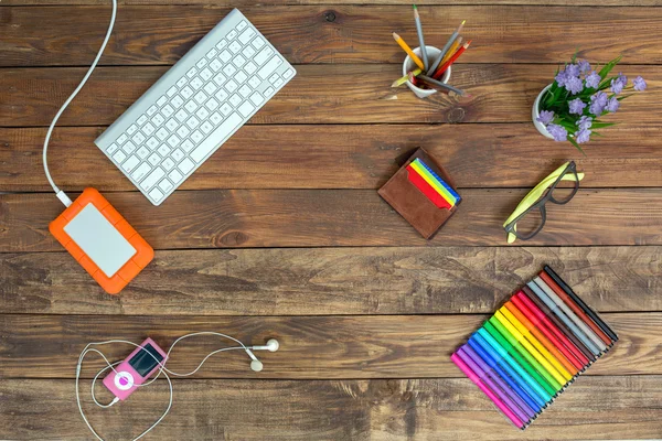 Lugar de trabajo del artista en escritorio de madera natural con marcadores — Foto de Stock