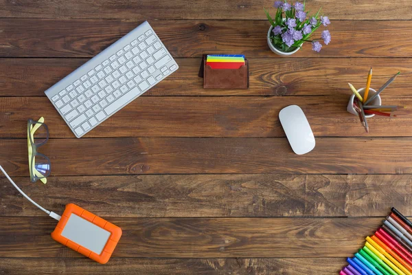 Lieu de travail créatif sur bureau en bois naturel avec marqueurs de couleur — Photo