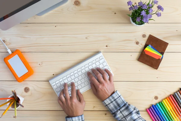 Person som arbetar på ljus trä Desk top View — Stockfoto