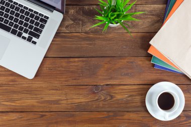 Serbest çalışma ortam görünümü iş öğeleri ile ahşap masa