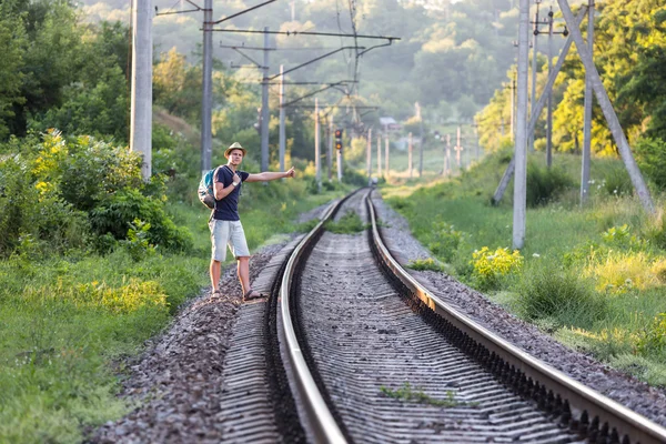 Vista do campo Ferrovia e Caminhante esperando o Trem — Fotografia de Stock