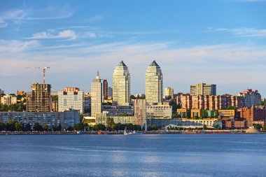 Gün batımı görünümü şehir manzarası küçük ölçekli Doğu Avrupa şehri