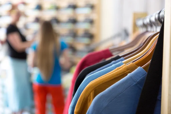 Rangée de vêtements saisonniers d'été et les clients dans la boutique de détail — Photo