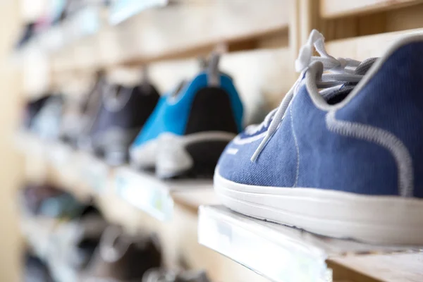 Выбор обуви летнего сезона в розничном магазине — стоковое фото