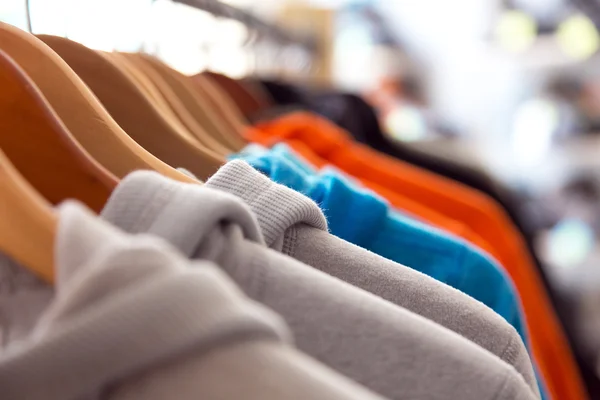 Sor a tavaszi szezonális ruházati a fogasok, a kiskereskedelmi üzlet — Stock Fotó
