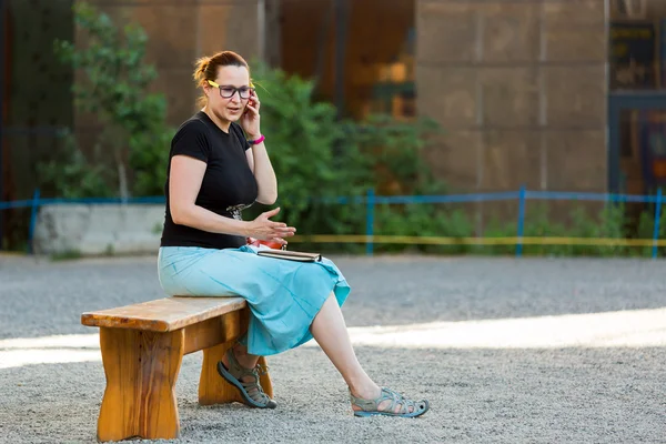Mujer vestida casual hablando por teléfono — Foto de Stock