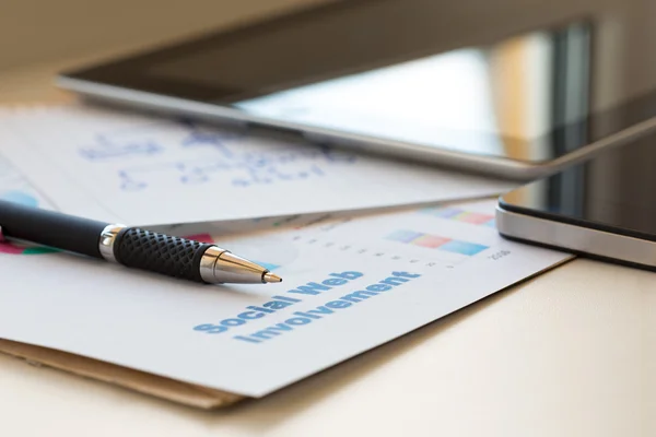 Digitale Geschäftszusammensetzung mit zwei Gadgets Stift und Papier — Stockfoto