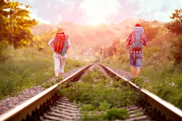 Dois jovens caminhantes caminhando ao longo da velha estrada de ferro Country — Fotografia de Stock