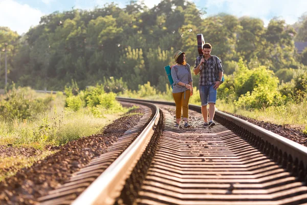 Två ungdomar på vandring längs järnvägen — Stockfoto