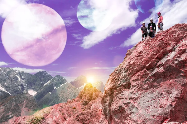 Planeta alienígena Montanha Paisagem e escaladores no topo — Fotografia de Stock