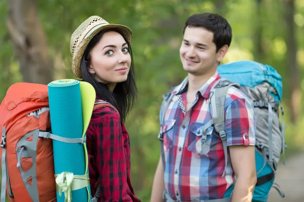 Jonge vrouw en Man met rugzakken en travel kleding — Stockfoto