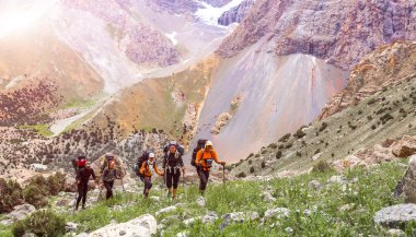 Dağ yolda yürürken backpackers