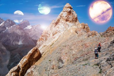Alien Planet Peyzaj ve iki dağcılar
