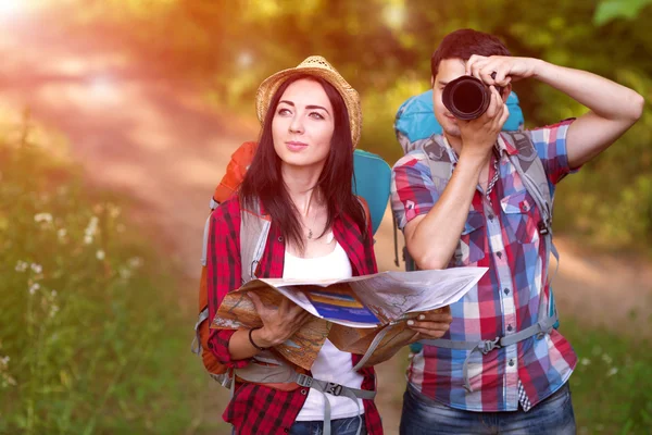 Jongen en meisje reizen samen met plattegrond en Camera — Stockfoto