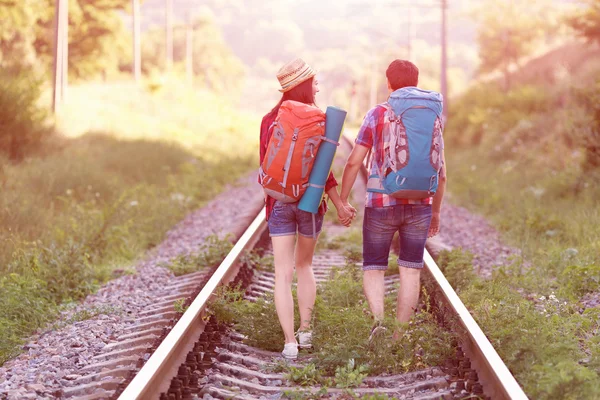 Ragazzo e ragazza a piedi lungo la ferrovia — Foto Stock