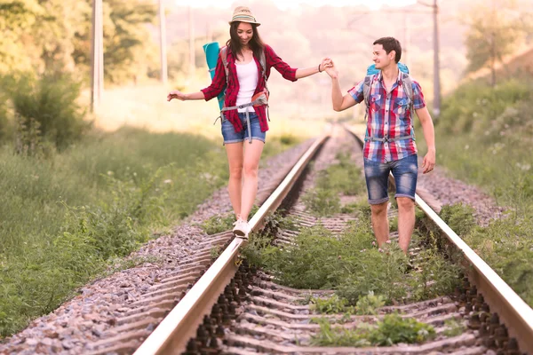 Junges Paar auf Wochenendwanderung entlang der Eisenbahn — Stockfoto