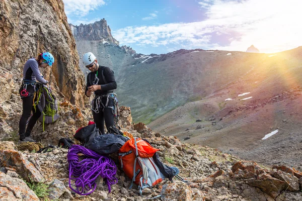 Bergklättrare förbereder för stigningen Sunshine bakgrund — Stockfoto