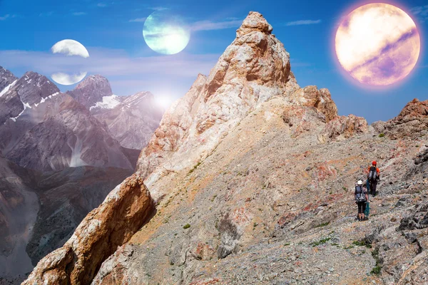 Alien Planet landschap en twee bergbeklimmers — Stockfoto