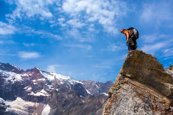 Escalade alpine séjournant sur falaise rocheuse — Photo