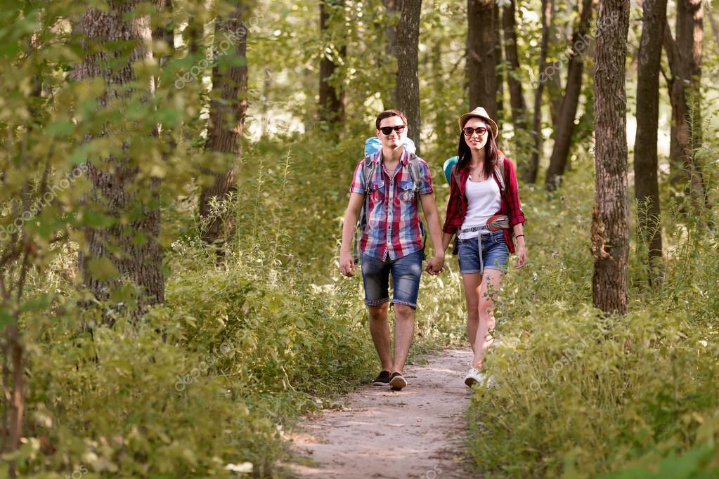 Семейные прогулки на природе. Пешие прогулки на природе. День неспешной прогулки. Парень с девушкой в парке. Прогулки по лесу всегда радостны и интересны.