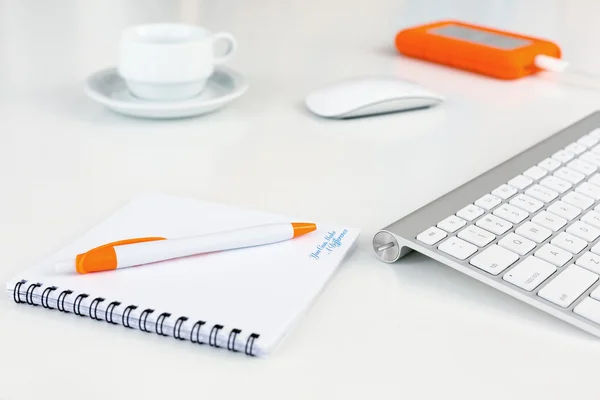 Zakelijke samenstelling op witte Bureau oranje Items — Stockfoto