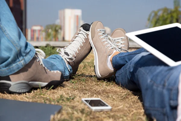 Dating in green Nature corner of modern City — Stock Photo, Image