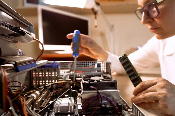 Computer Technician repairing Hardware with tools — Stock Photo, Image