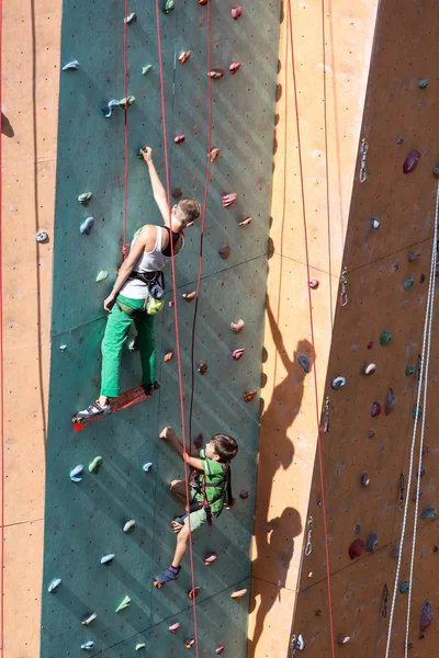 Matka a syn dělá horolezectví dohromady — Stock fotografie