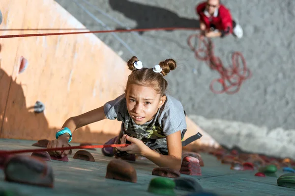 Malá holčička s legrační slyšet styl dělá horolezectví — Stock fotografie