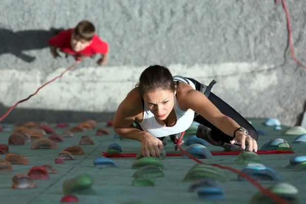 Female Climber and her Child on rock climbing wall — Stock Photo, Image