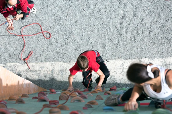Mãe ensinando seu Filho à parede de escalada — Fotografia de Stock